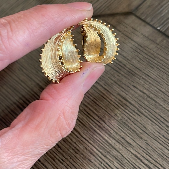 Vintage Leave Shaped Gold-tone Clip Earrings - Picture 12 of 13